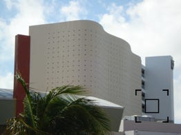Complejo departamental en Puerto Cancún